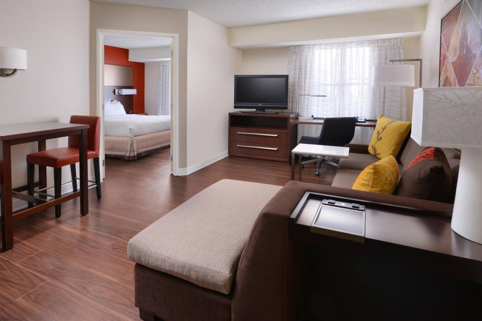 One-Bedroom Queen Suite Sofa Bed,1632995696:JPEG