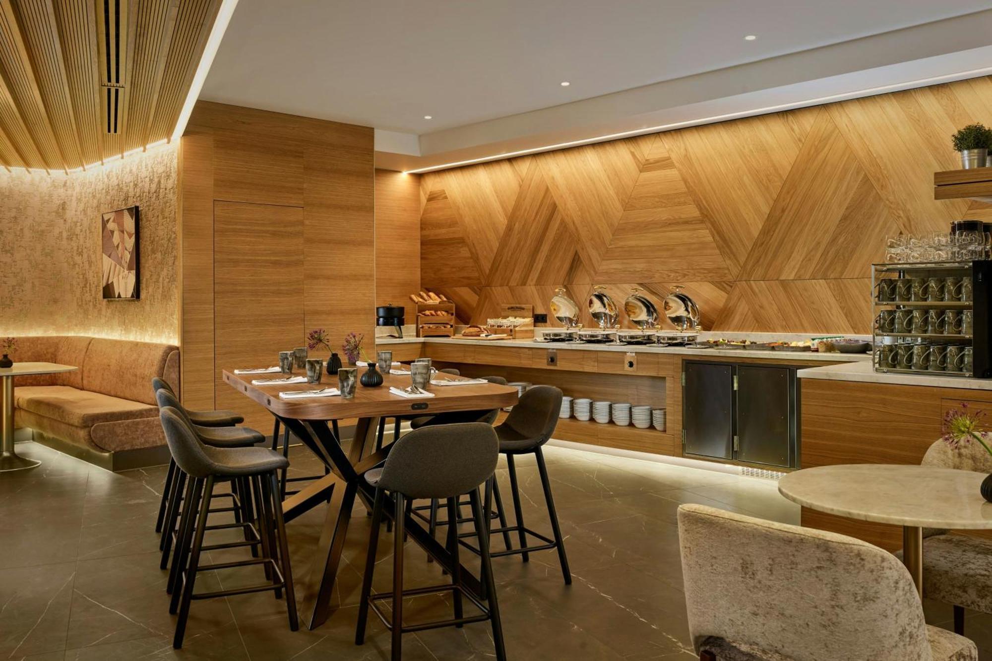 Twin Room Club Lounge Access