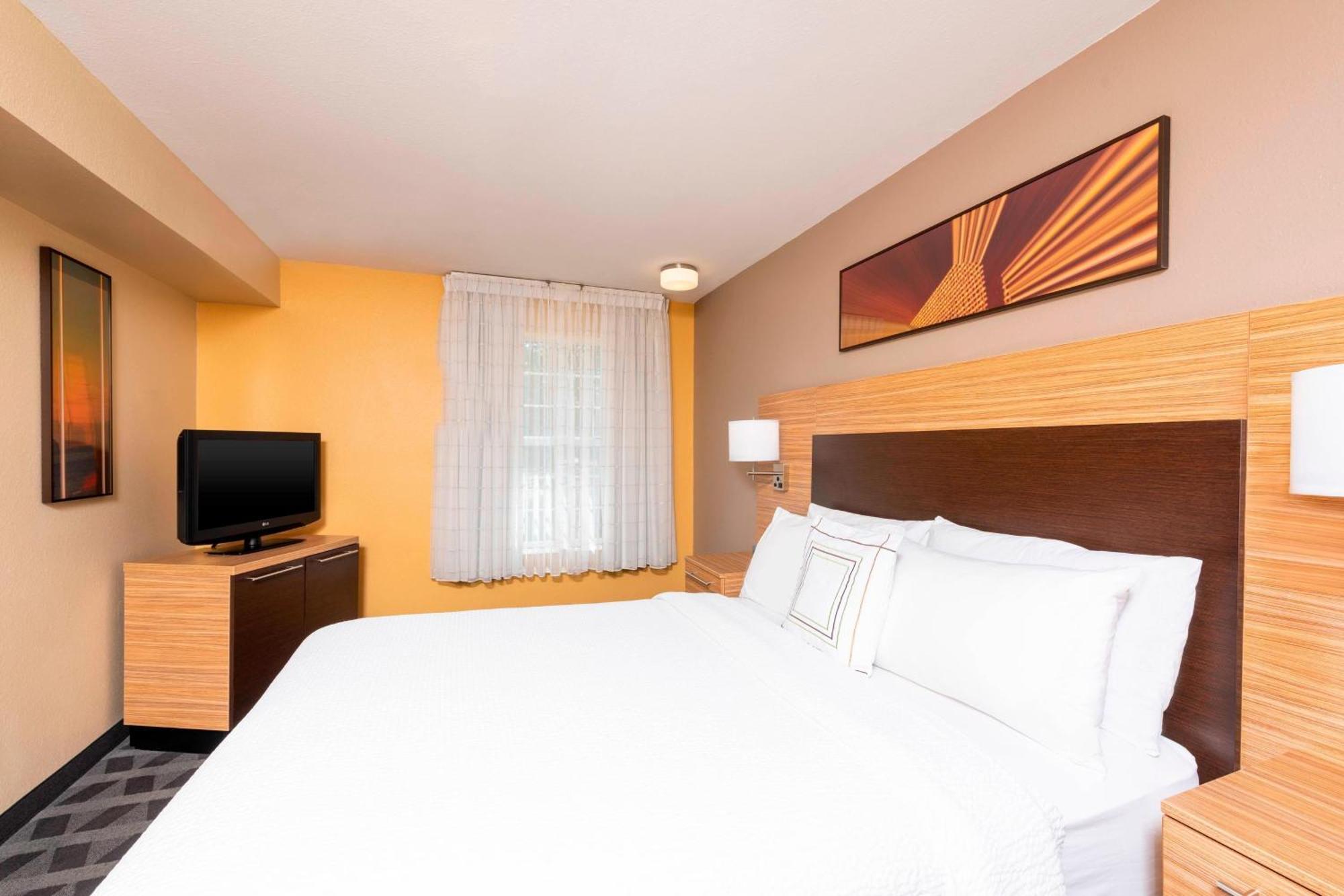 One-Bedroom Queen Suite with Sofa Bed,1633681246:JPEG