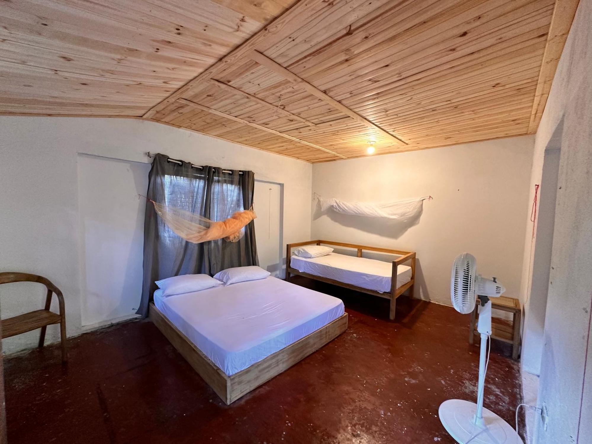 Habitación Triple con aseo compartido