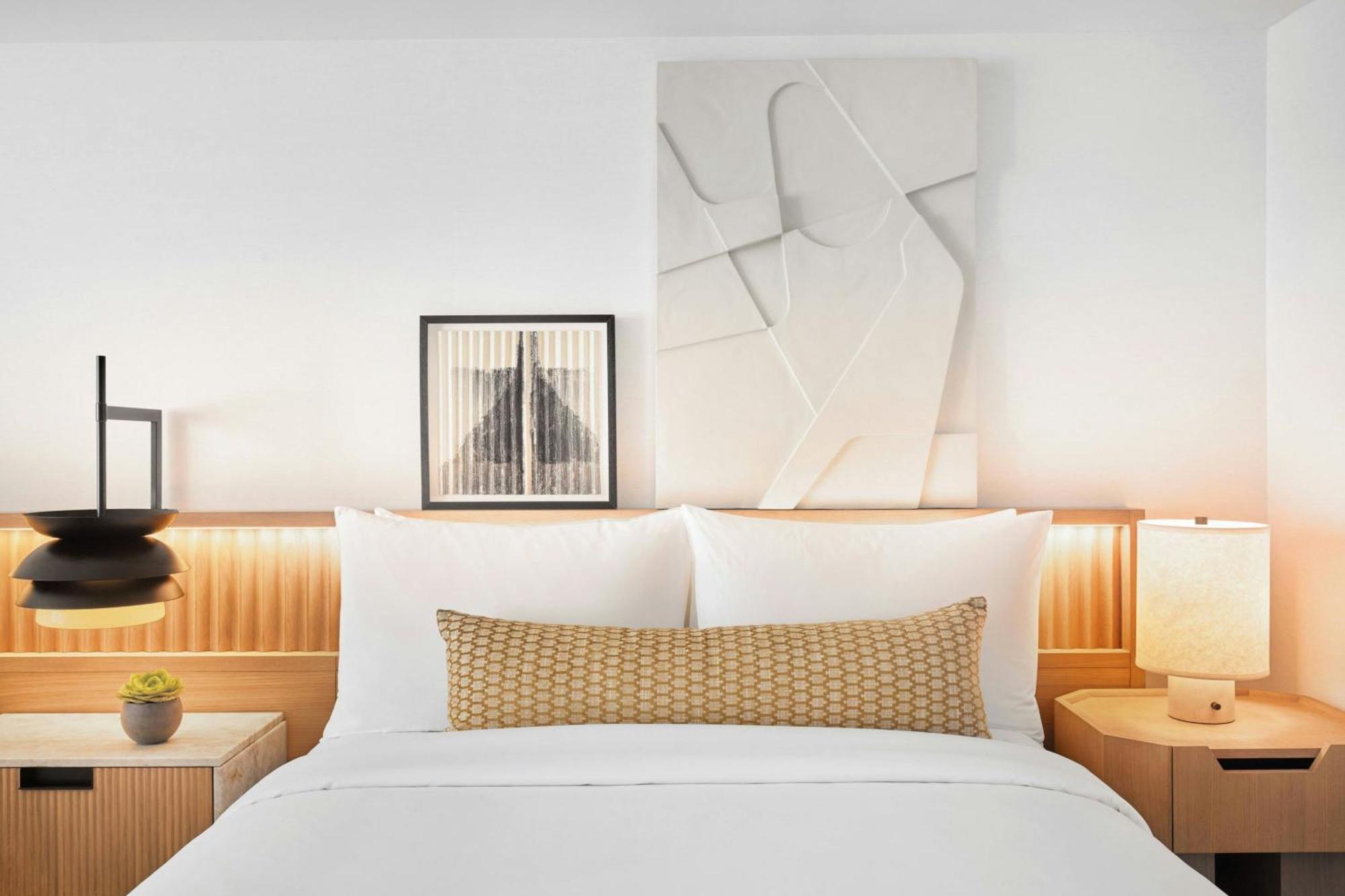 Jay Signature Queen 2 Queen Beds,1643138012:JPEG