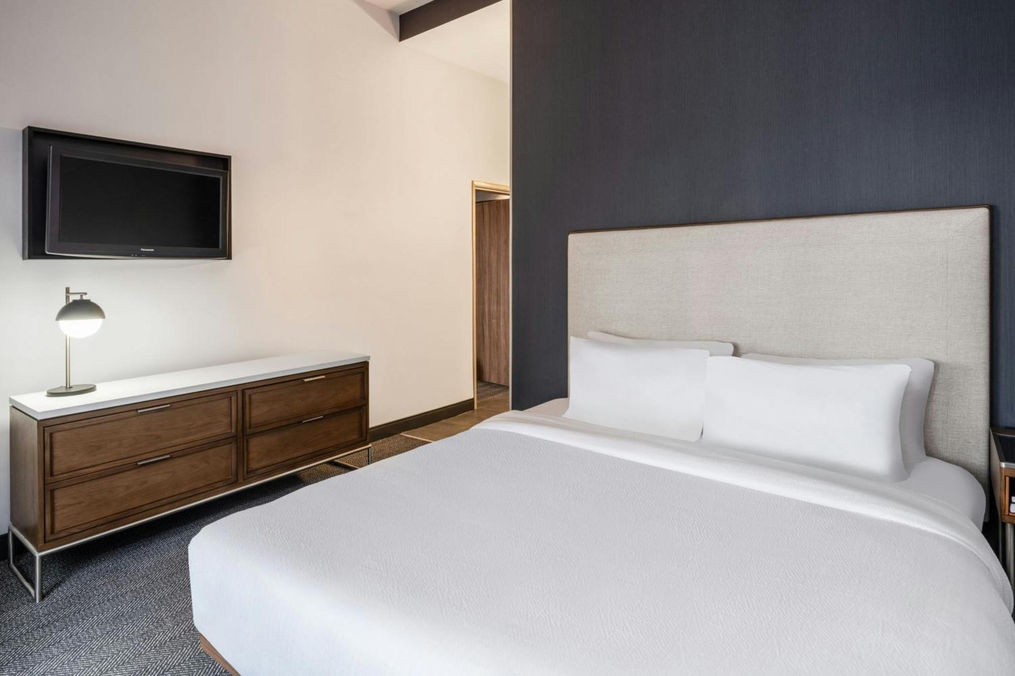 1 Bedroom 2 room Suite 1 King Sofa bed,1643156434:JPEG