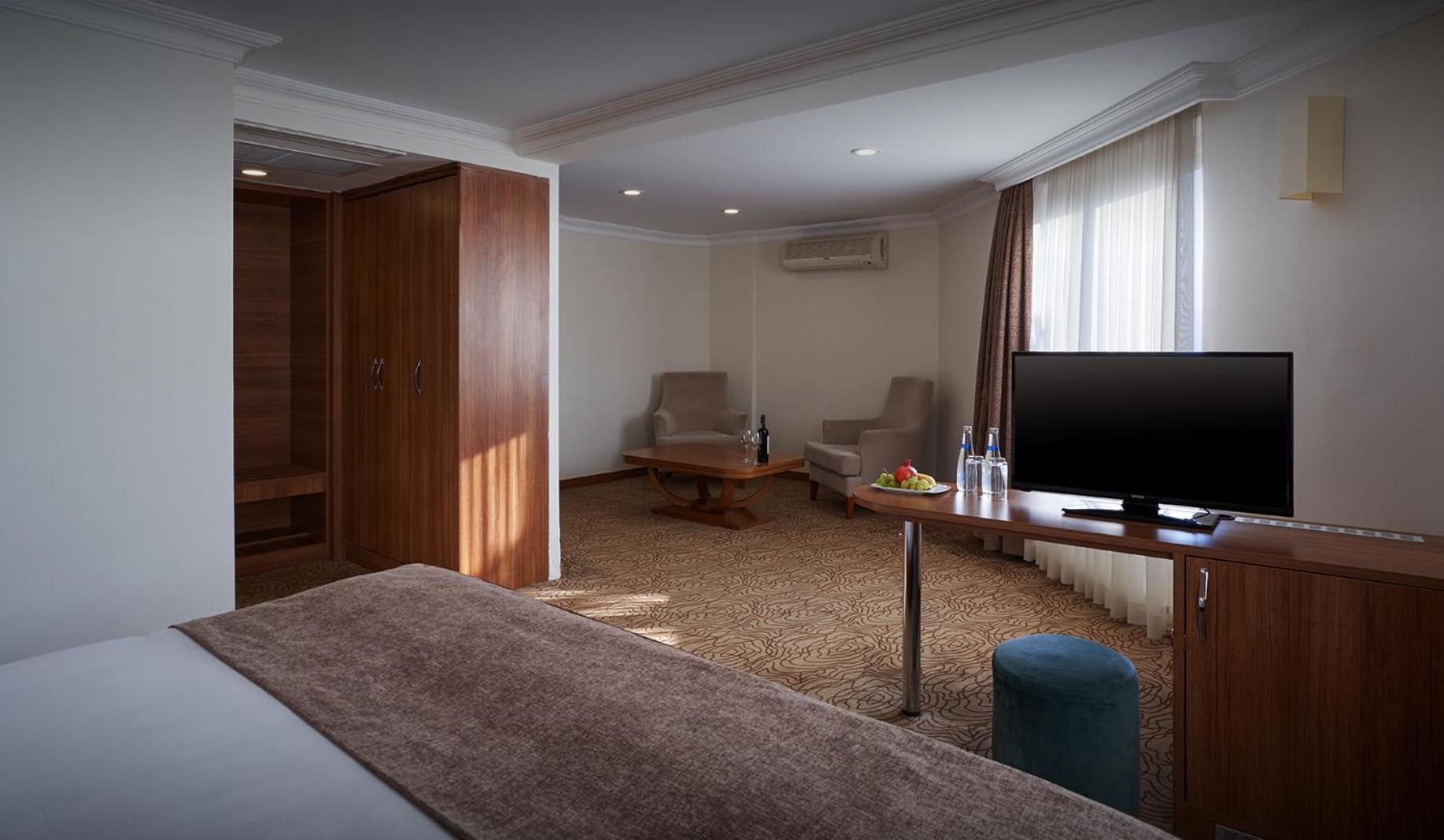 Corner Suite