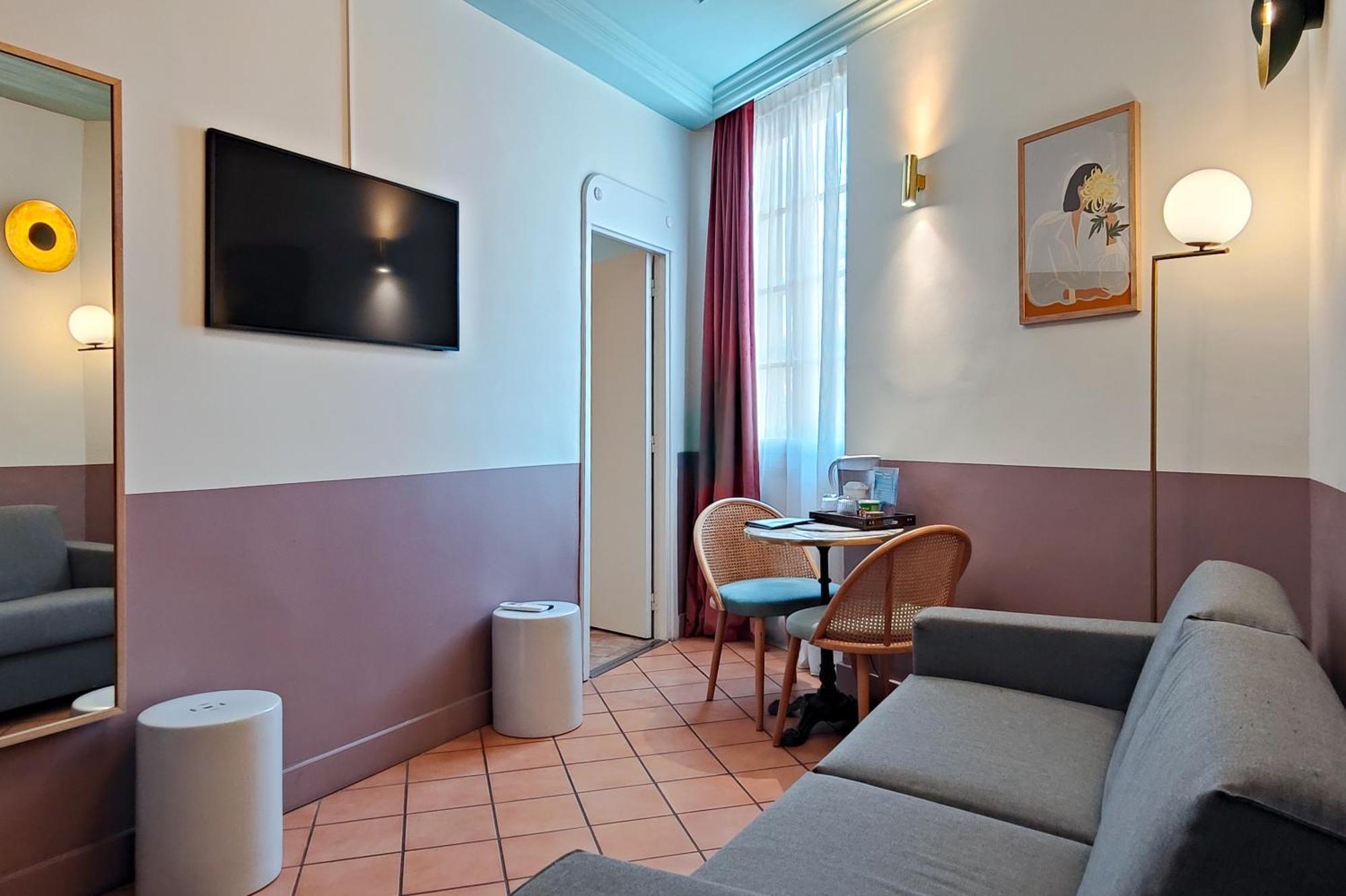 One-Bedroom Apartment Balcony,1651251303:JPEG