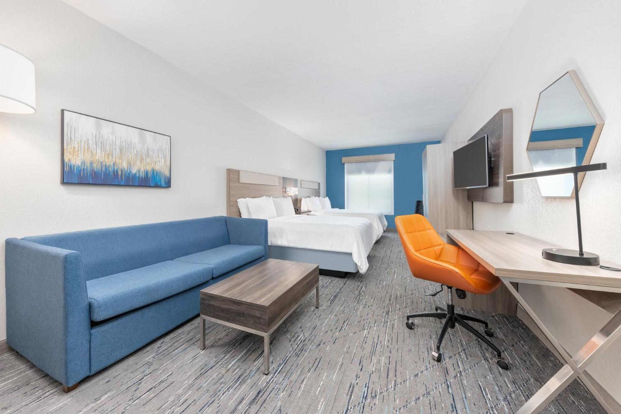 Queen Suite Two Queen Beds Wet Bar Sofa Bed,1600564508:JPEG