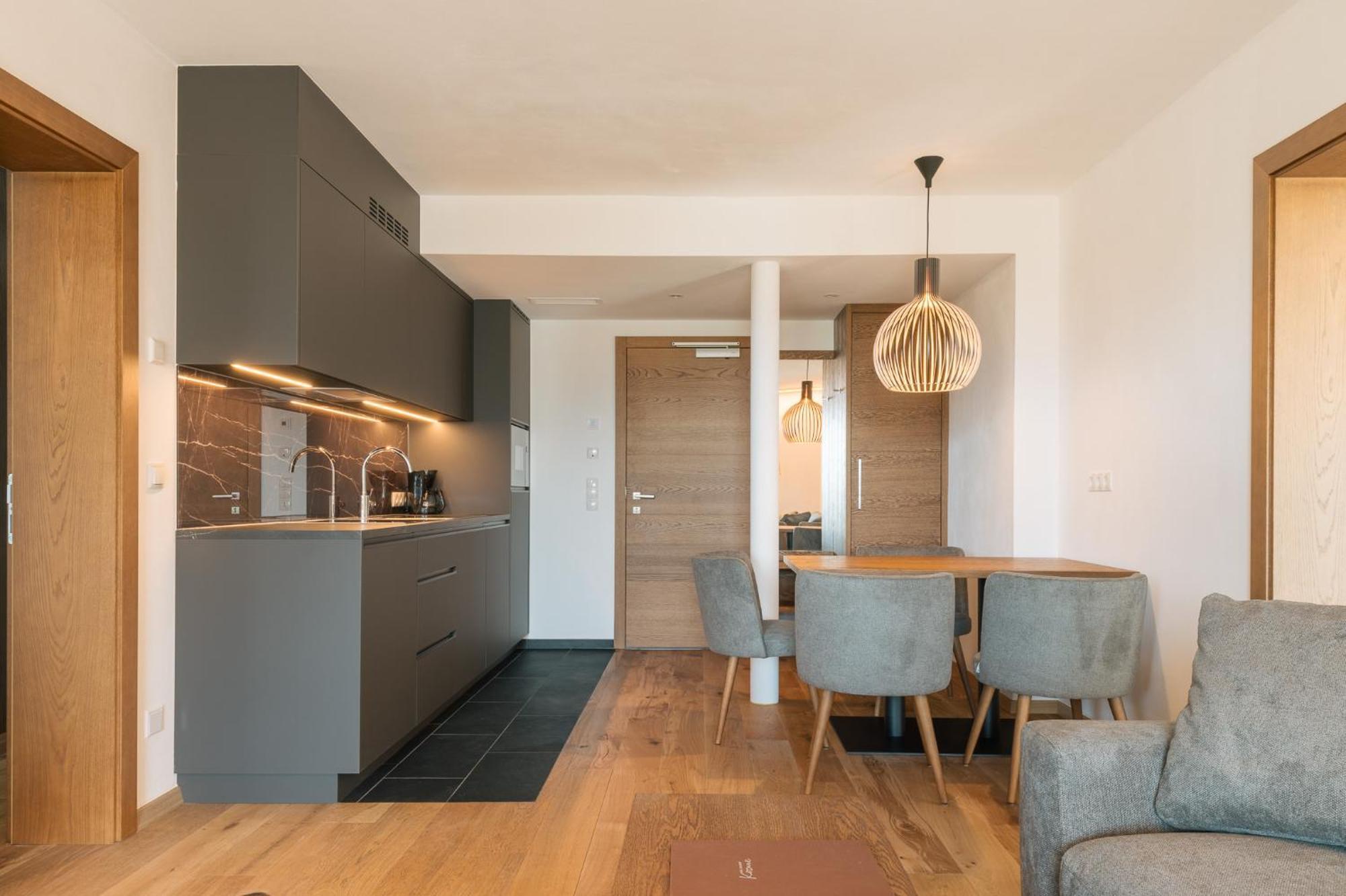 Two-Bedroom Apartment Balcony Terrace,1665412455:JPEG