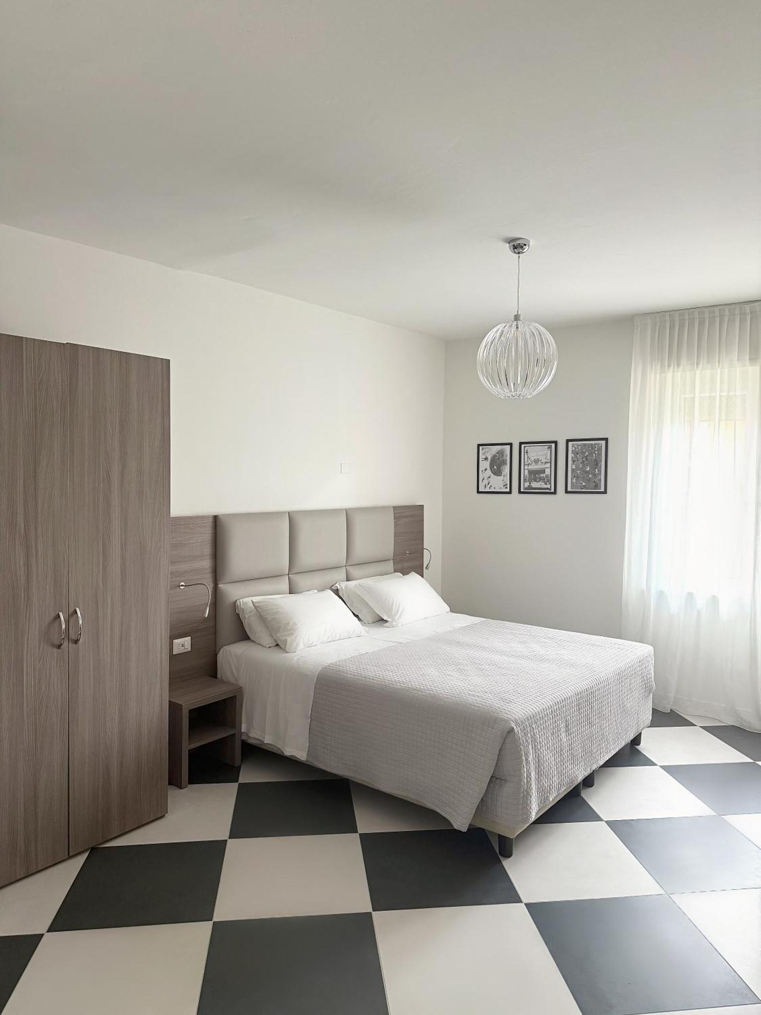 Standard Suite,1669818359:JPEG