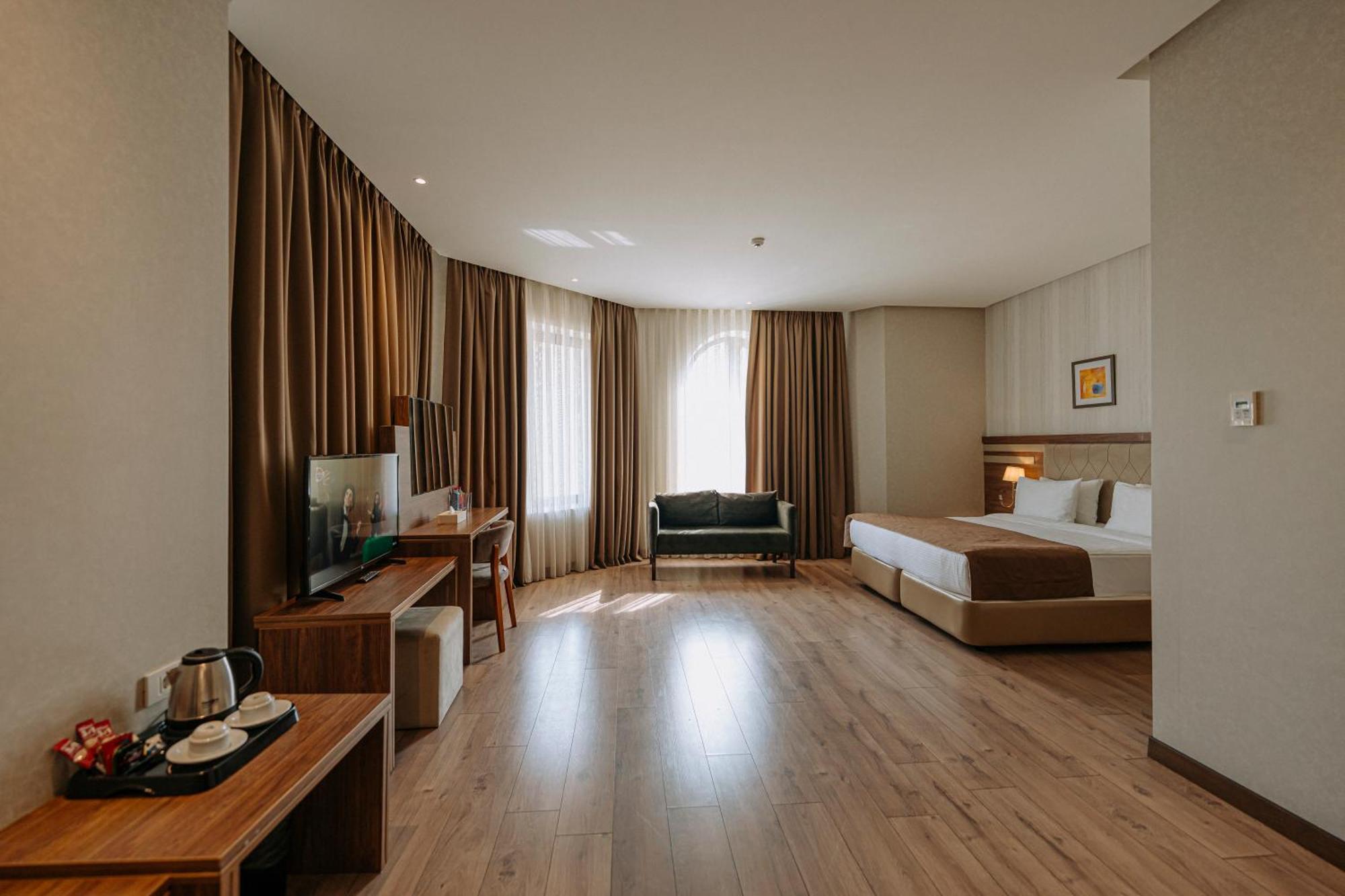 Deluxe King Suite