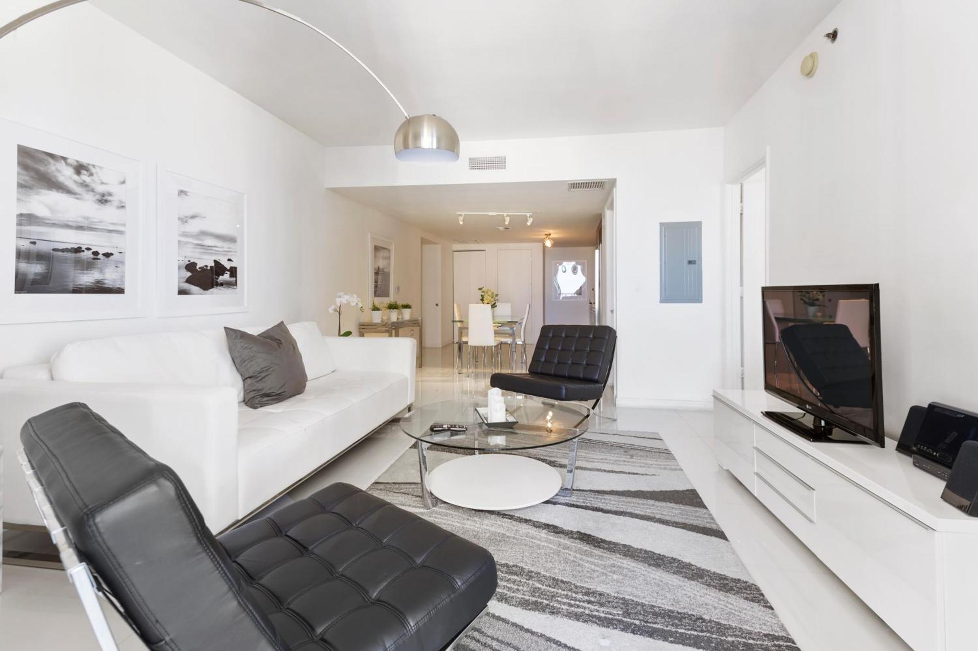 One-Bedroom Apartment with Sea View and Balcony