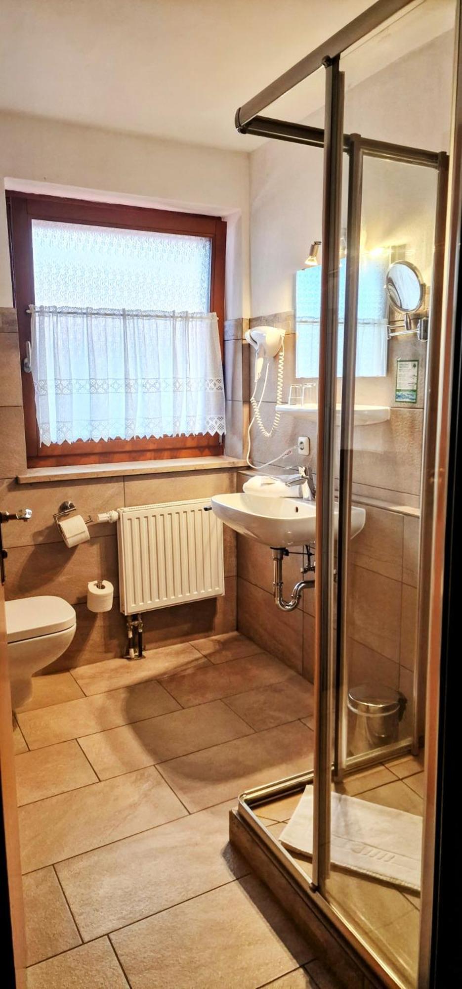 Small Double Room,1685061364:JPEG
