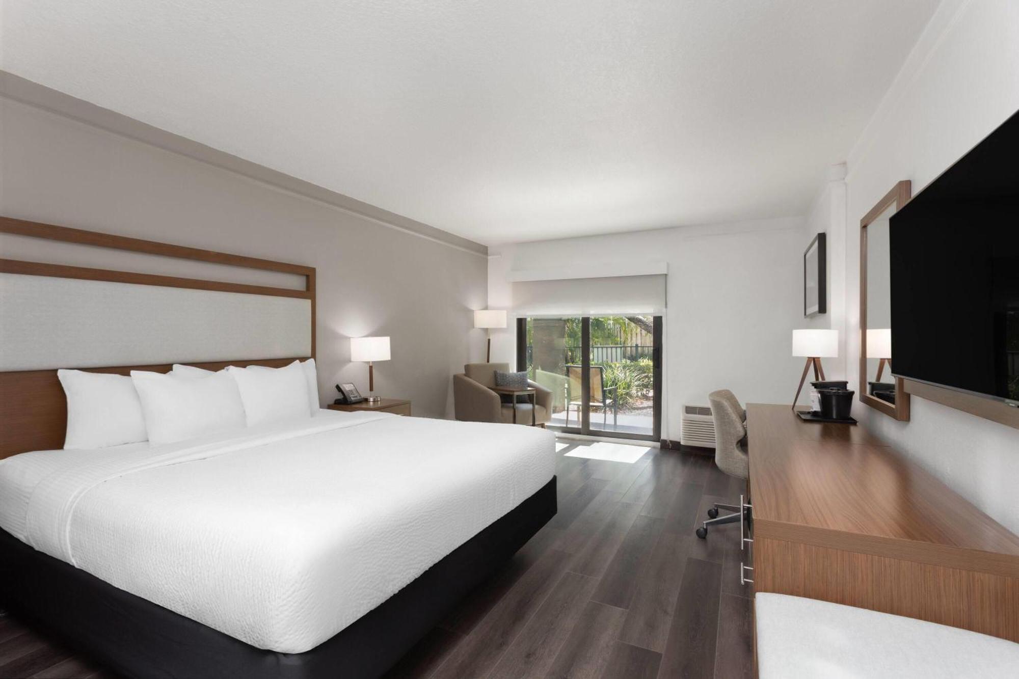 Executive King Room Poolside,1694546081:JPEG