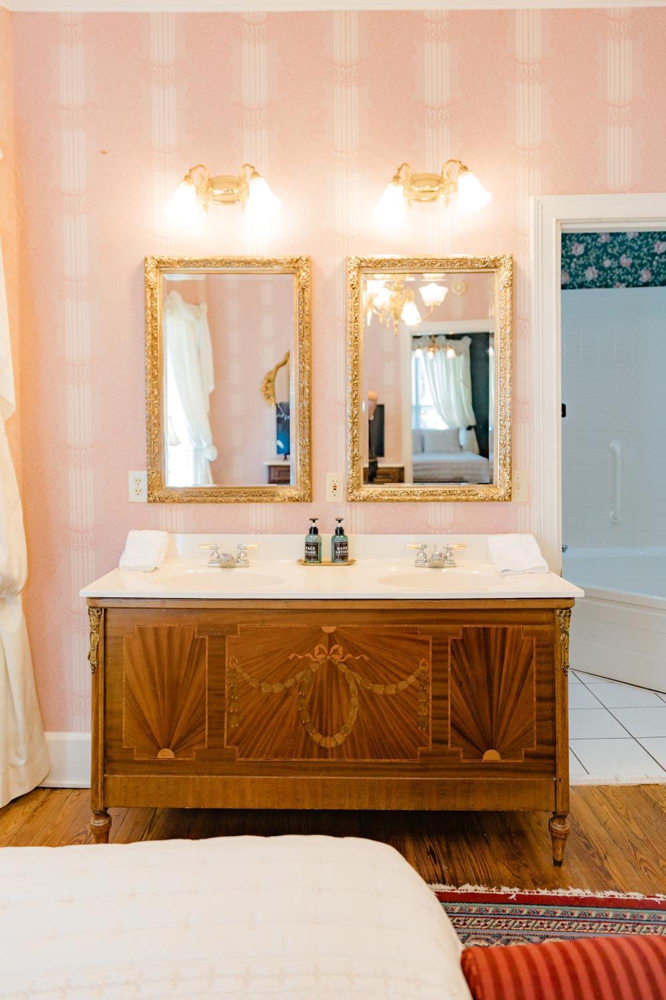 Deluxe Queen Room with Two Queen Beds,1706854158:JPEG