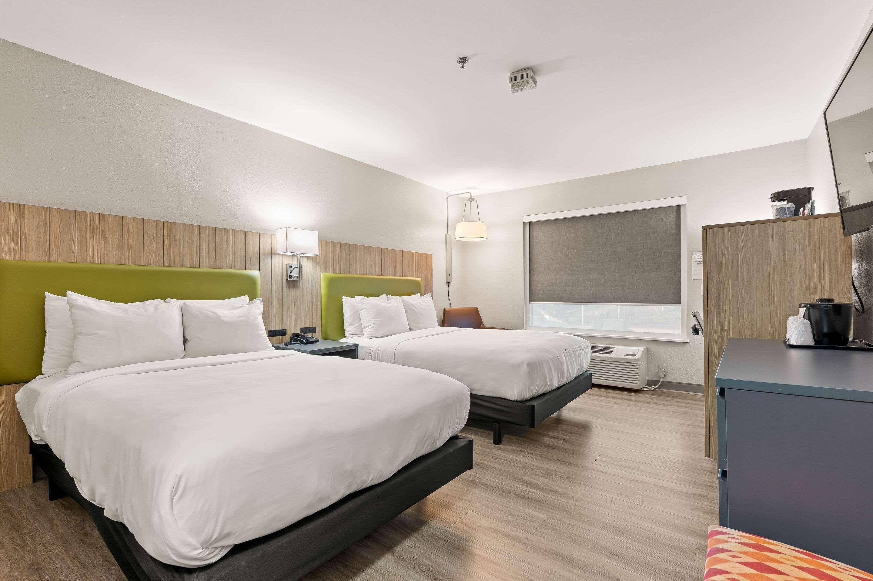 Queen Room with Two Queen Beds - Non-Smoking,53856985:JPEG