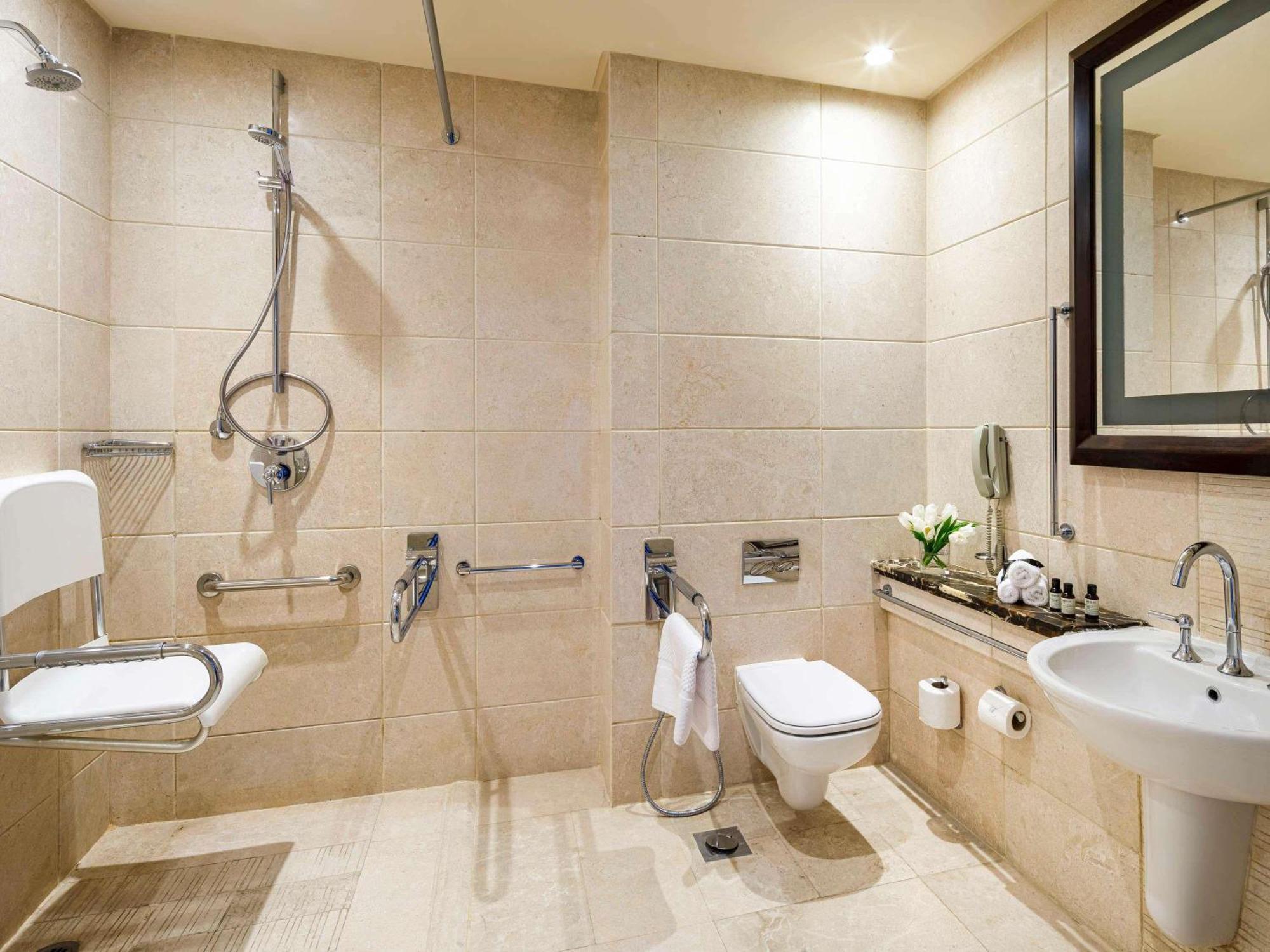 Habitación Fairmont con 2 camas individuales y vistas a la ciudad - Adaptada para personas con movilidad reducida