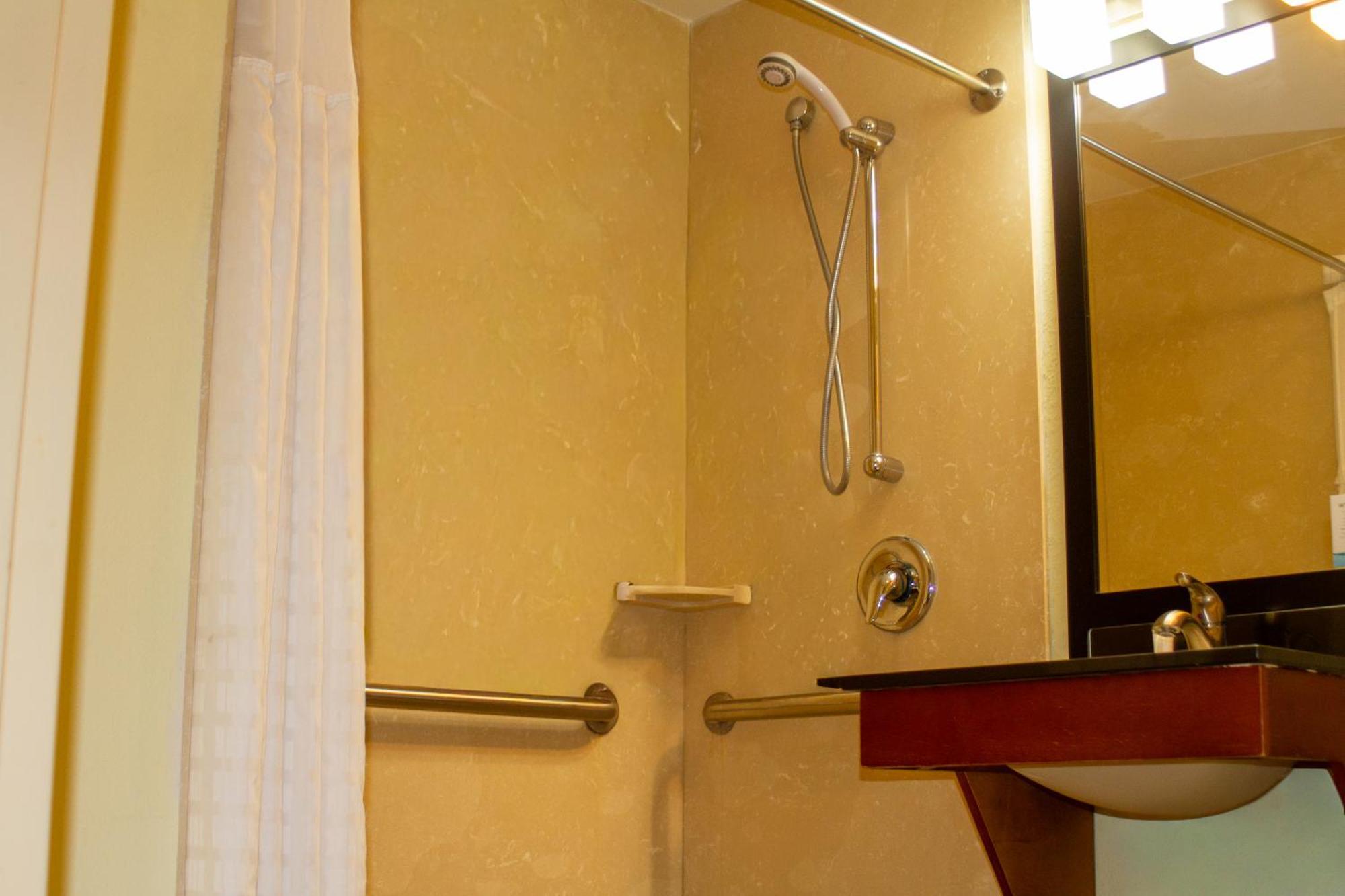 King Room with Roll-in Shower - Mobility Access/Non-Smoking,1742886194:JPEG