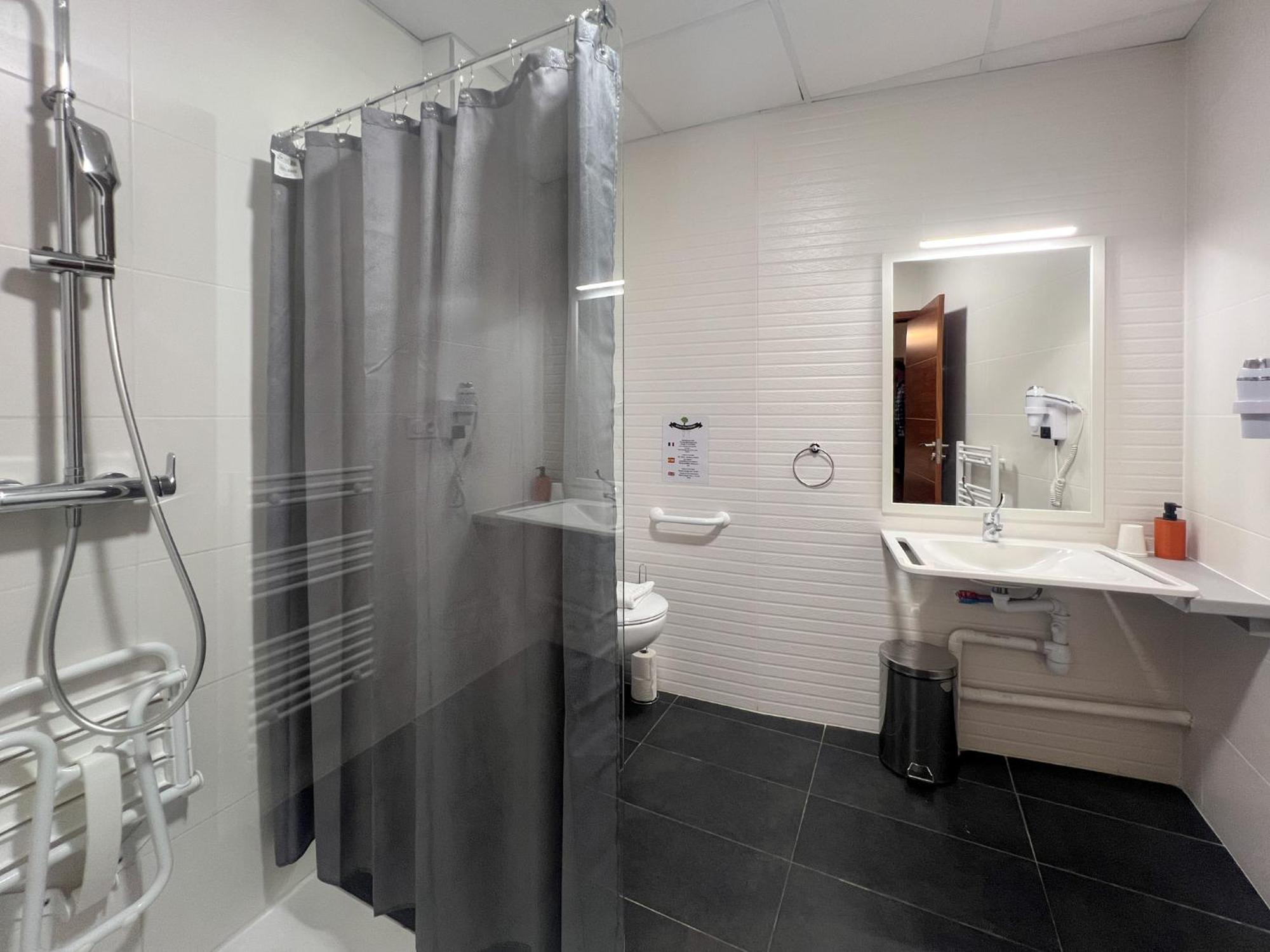 Quadruple Room Disability Access,1743576816:JPEG