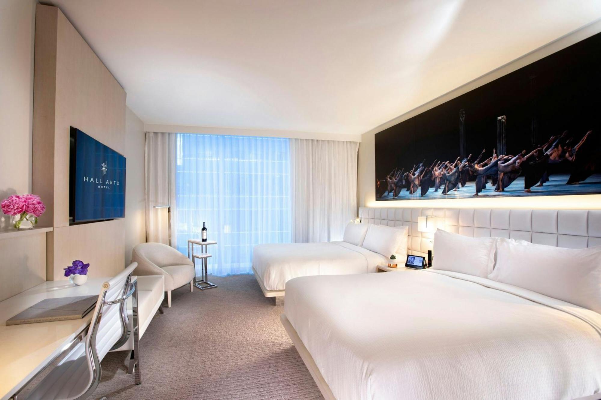 HALL Deluxe Queen Room Two Queen Beds City View