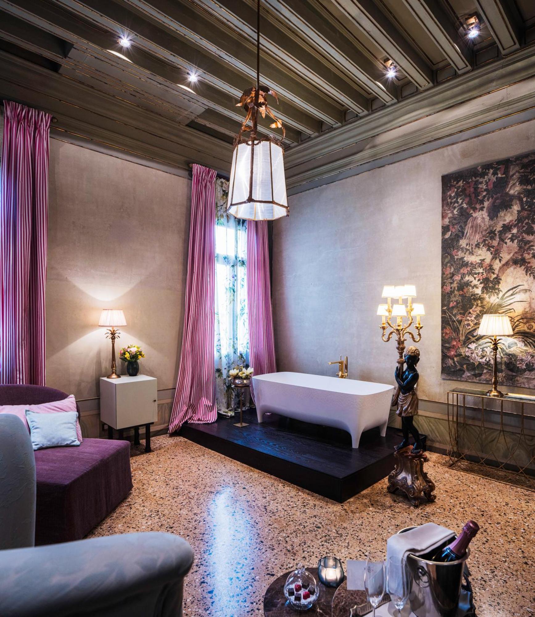 Deluxe Queen Suite