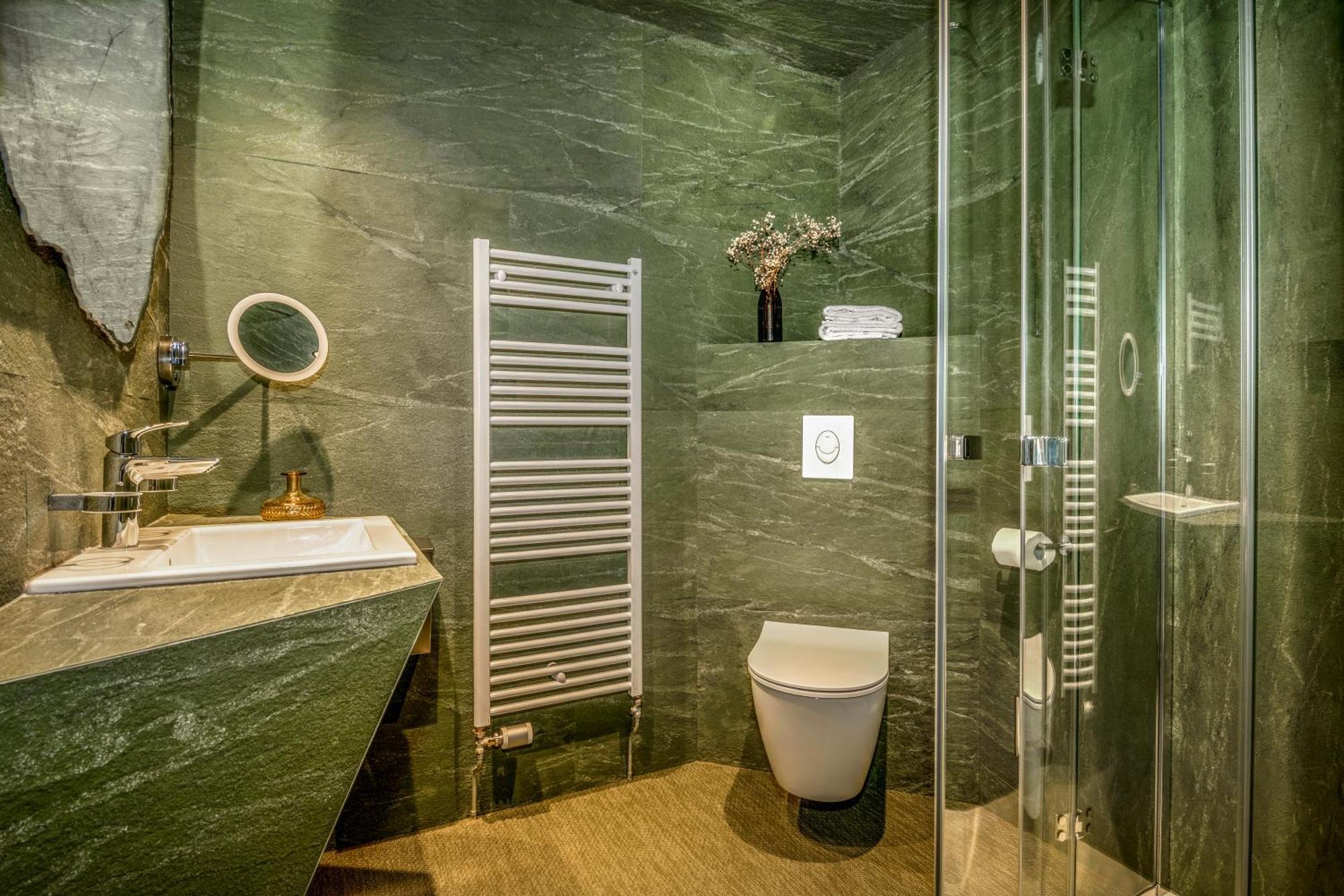 Twin Room Shower,1769895307:JPEG
