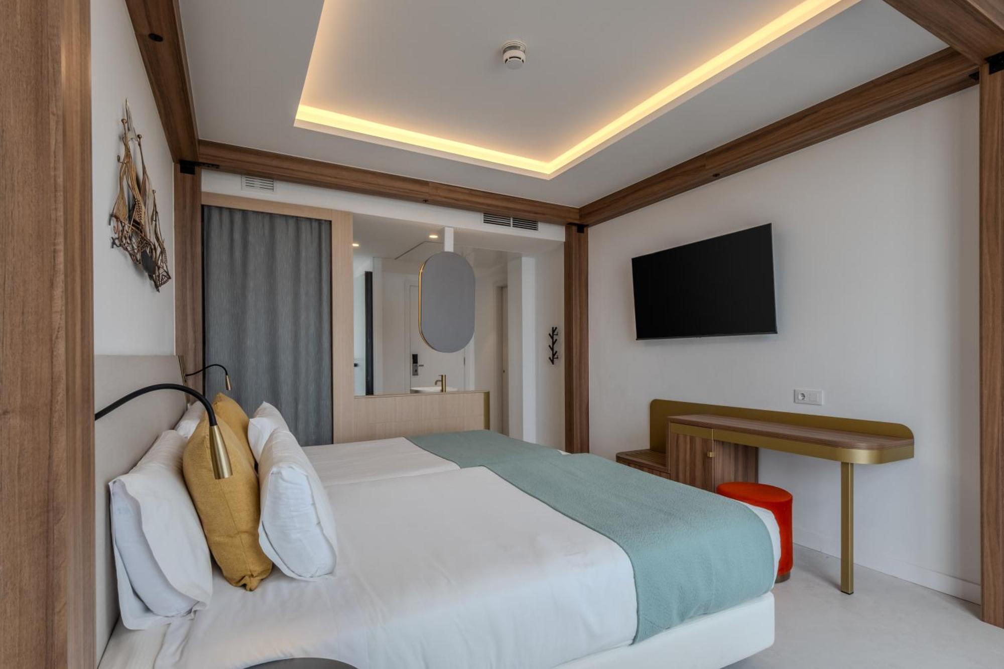 2 Single Beds Superior Room Sea View,1771494195:JPEG