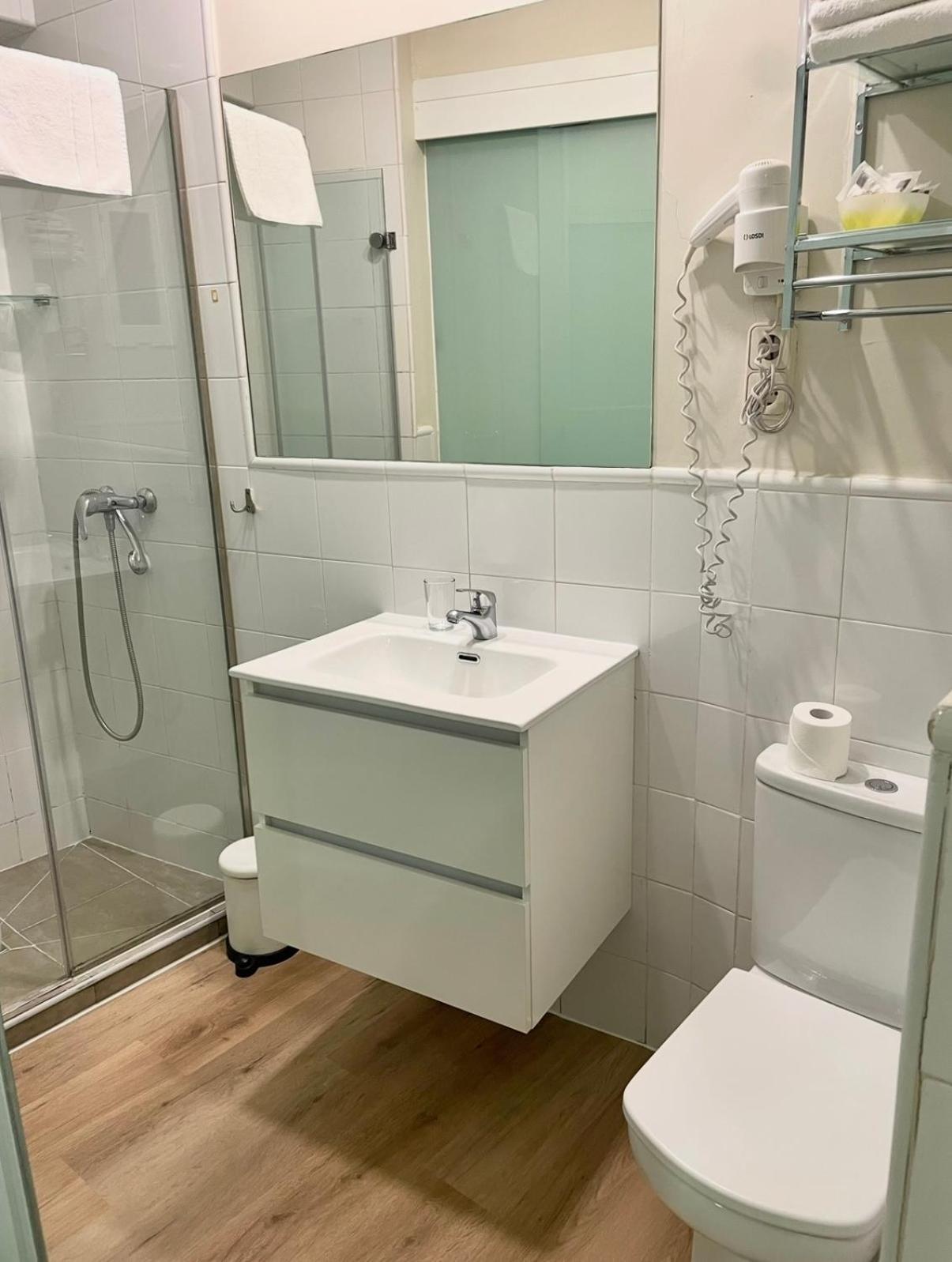 Zweibettzimmer mit eigenem Bad