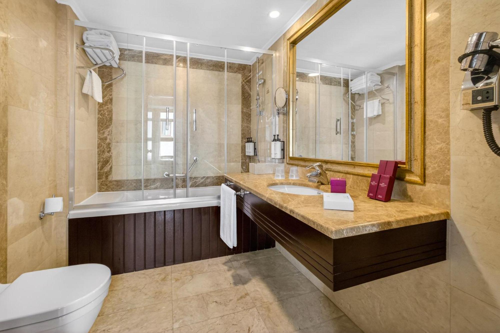 Premium King Room Lounge Access Non-Smoking