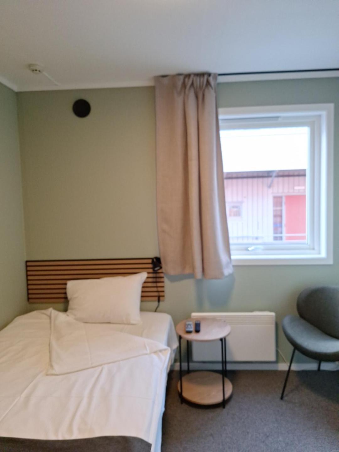 Single Room private shower shared toilet