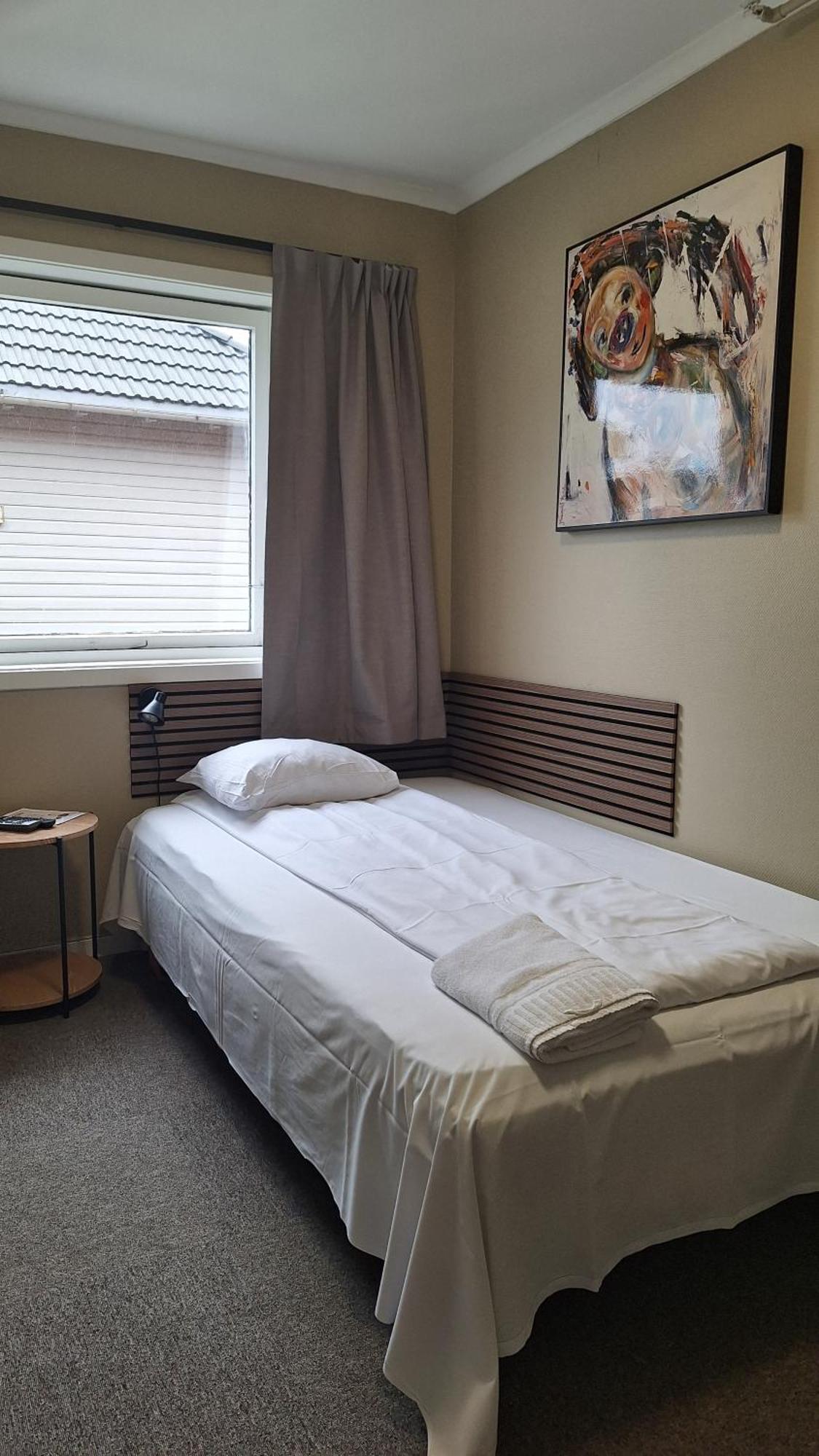 Single Room private shower shared toilet