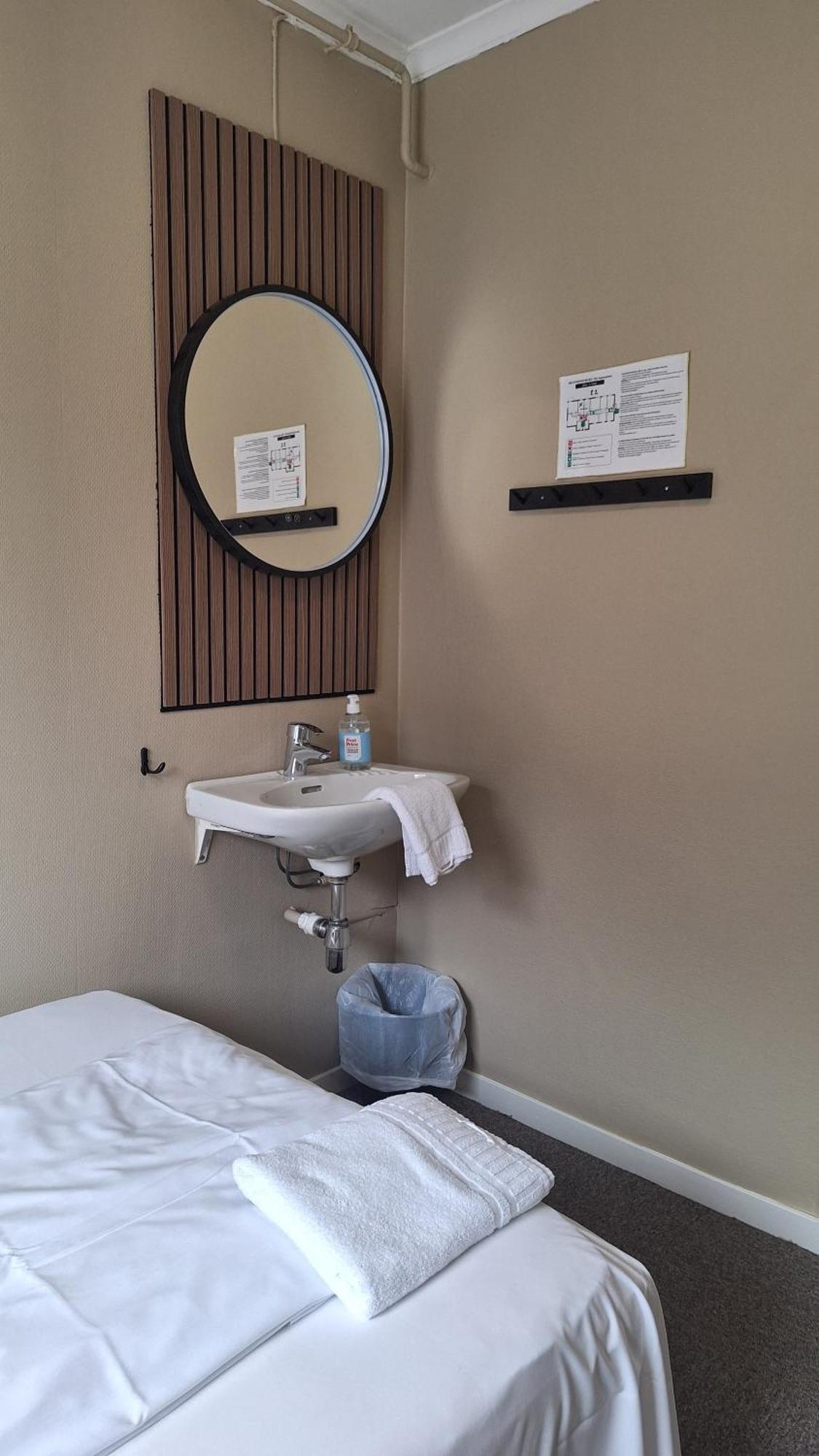 Single Room private shower shared toilet