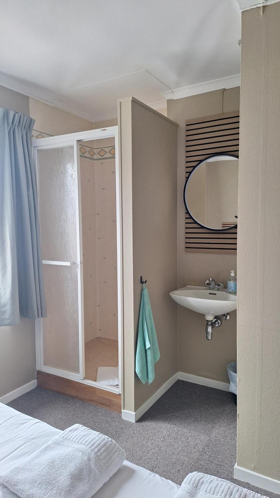 Single Room private shower shared toilet