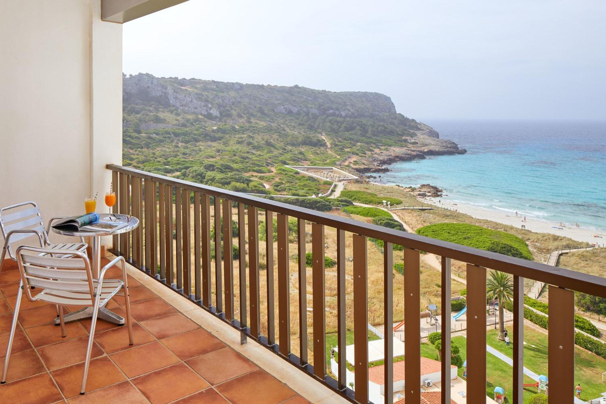 Double or Twin Room Front Sea View