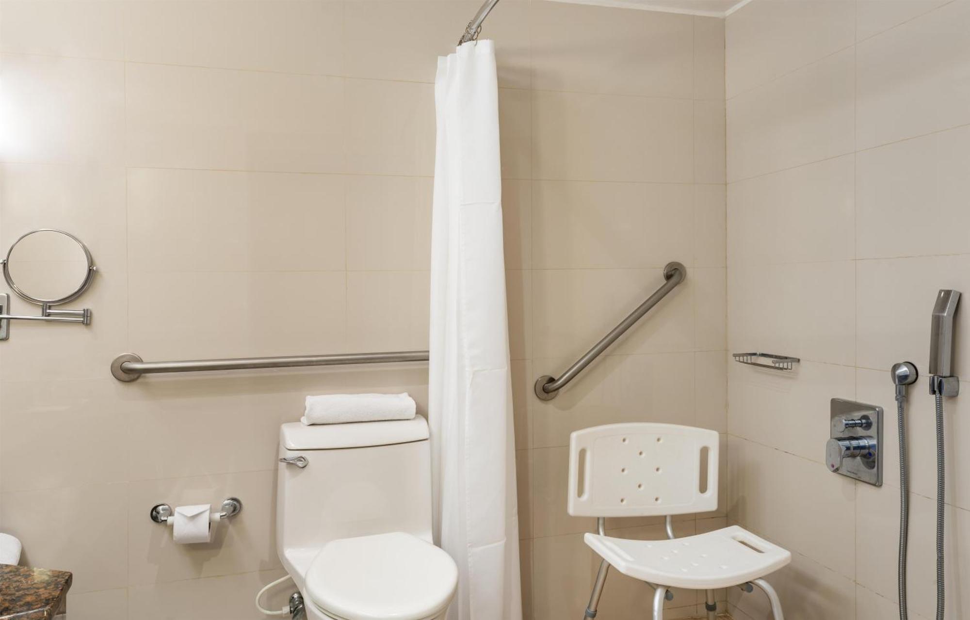 Habitación con cama grande, ducha a ras de suelo y vistas al océano - Adaptada para personas con movilidad reducida