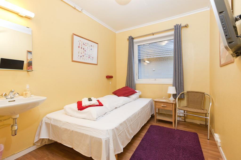 Single Room private shower shared toilet