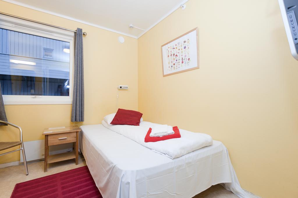 Single Room private shower shared toilet