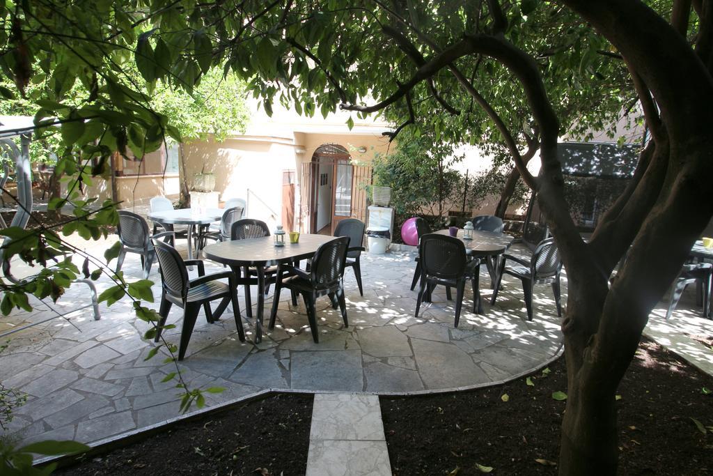 Lit Simple dans Dortoir Mixte