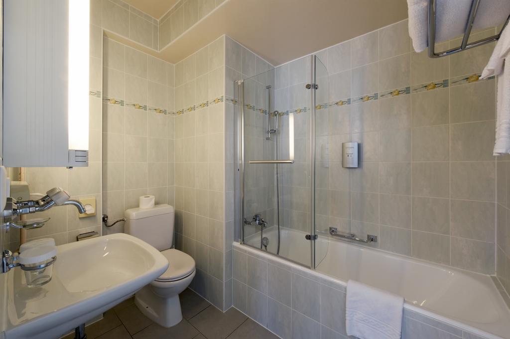 Habitación Triple orientada hacia la ciudad