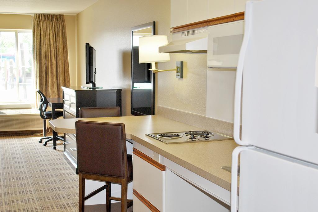1 King Bed | Non-Smoking, Kitchen