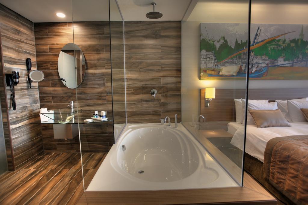 Executive Corner Room Bath,446714799:JPEG