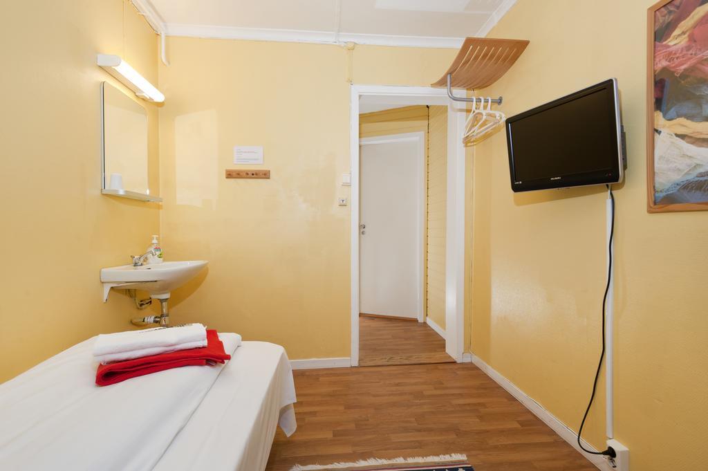Single Room private shower shared toilet
