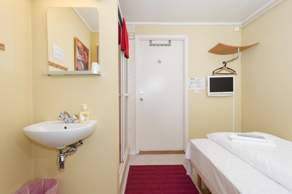Single Room private shower shared toilet