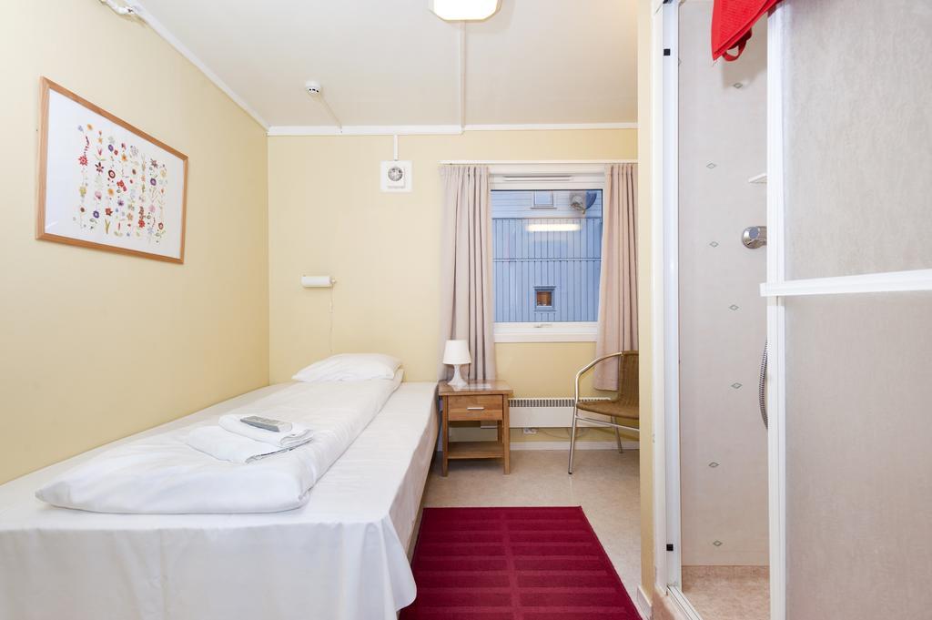 Single Room private shower shared toilet
