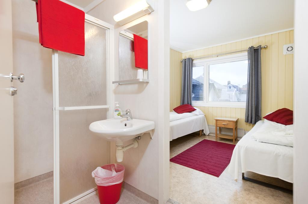 Single Room private shower shared toilet