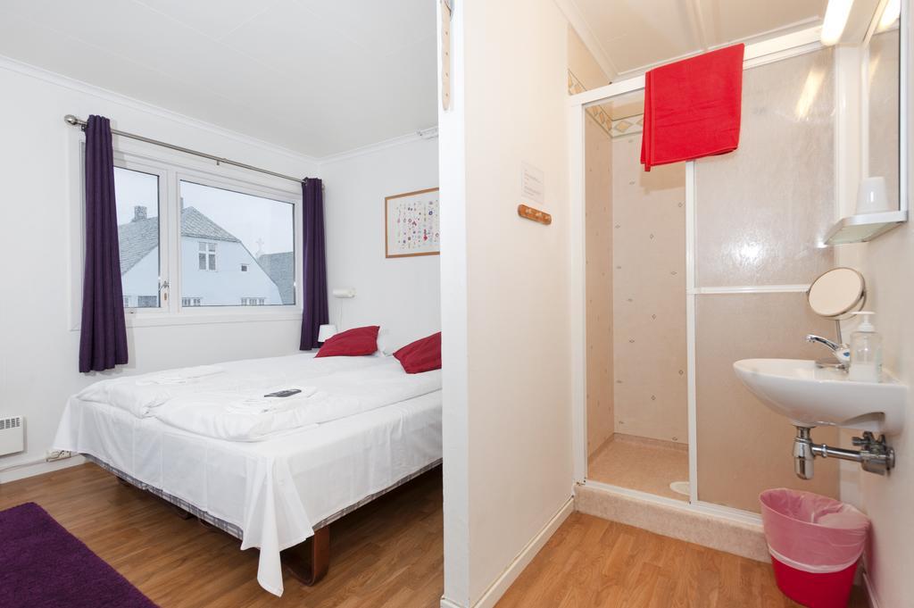 Single Room private shower shared toilet