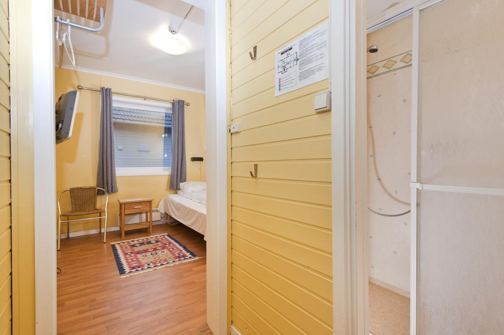 Single Room private shower shared toilet