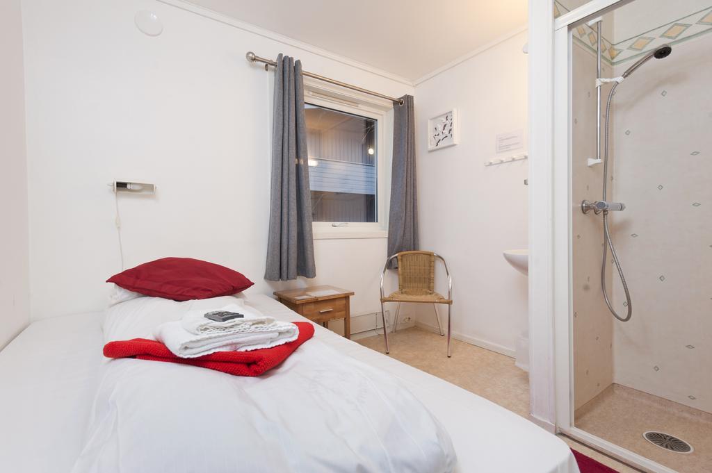 Single Room private shower shared toilet