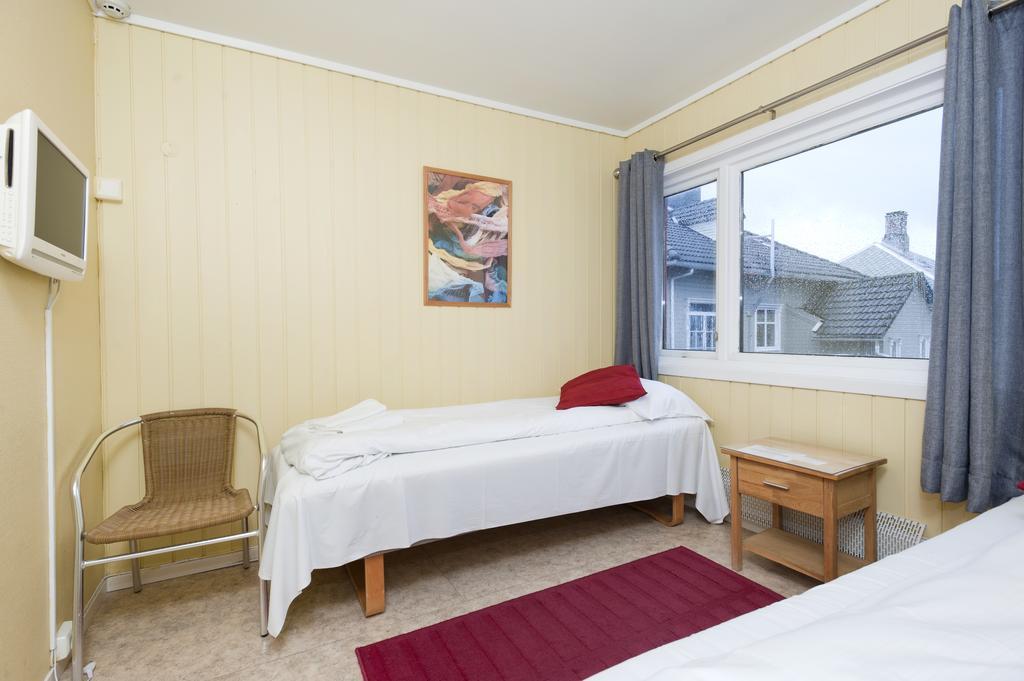 Single Room private shower shared toilet