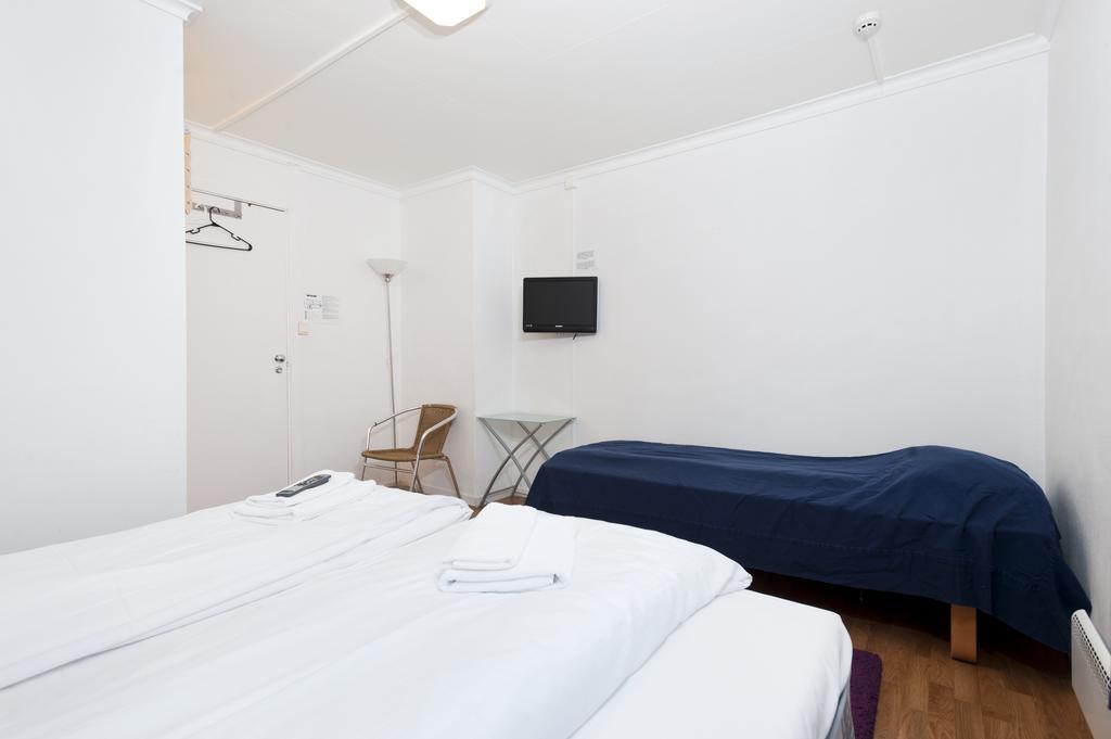 Single Room private shower shared toilet