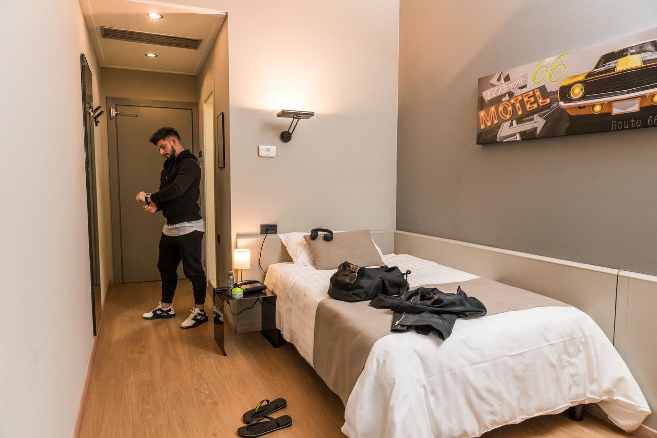 Young Single Room,464201553:JPEG