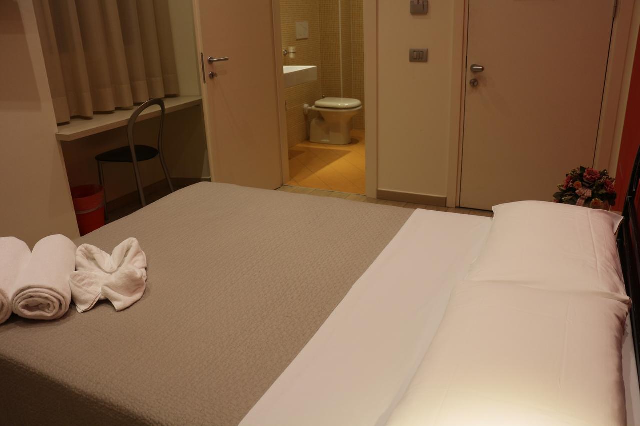 Small Double Room,642615858:JPEG