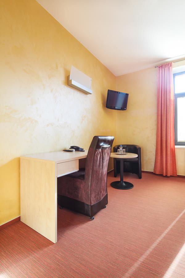 Family Room,1699075971:JPEG